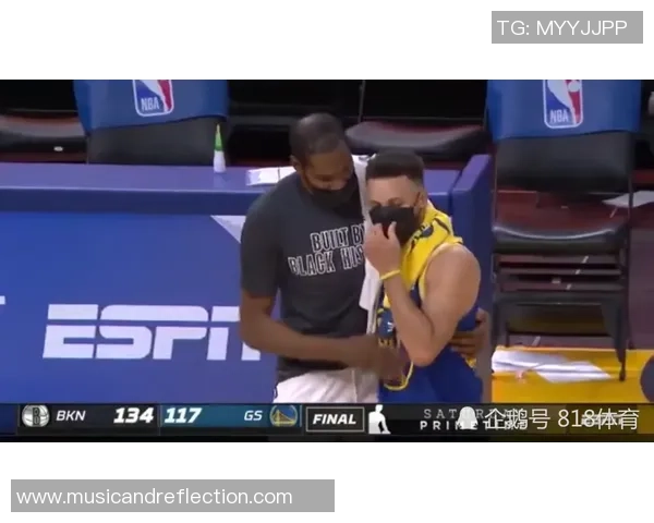 库里黑色牛仔时尚亮相 追梦白外套搭配黑超引领潮流风尚